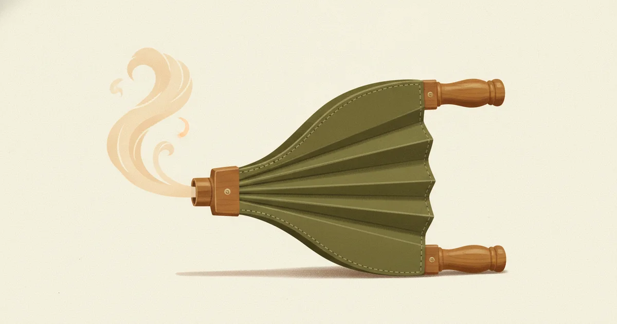 Ilustração editorial de um fole de couro verde-oliva e madeira, comprimido ao meio e soltando ar, sobre fundo creme. Representa o movimento conjunto do diafragma e do assoalho pélvico na respiração.